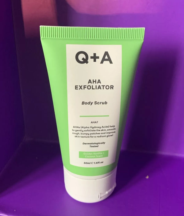 مقشر الجسم AHA Exfoliator بخلاصة الفانيليا الذهبية وجوز الهند 50 مل Q+A